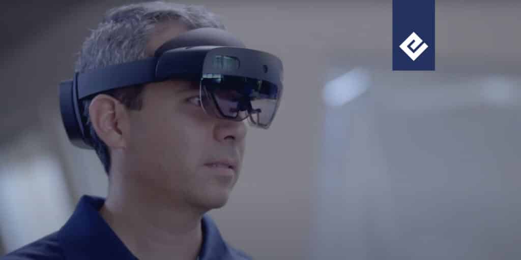 hombre usando hololens, gafas de realidad mixta